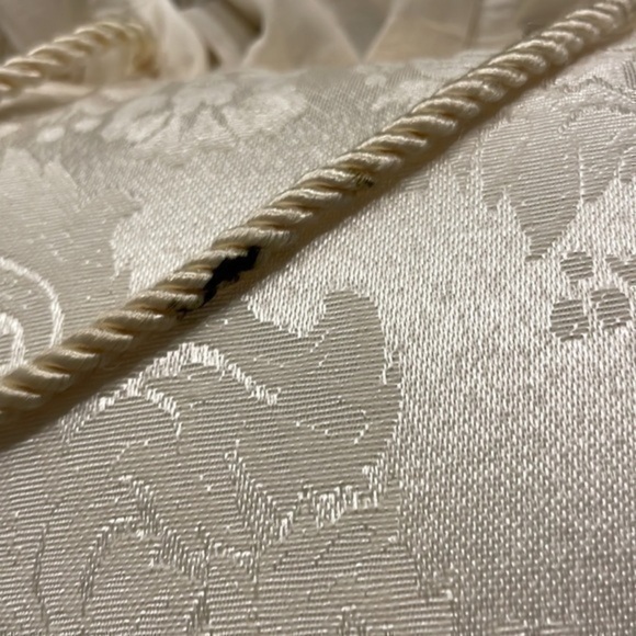 Patch potpourri ivory white satin lace pillow with rose detail - Picture 5 of 7